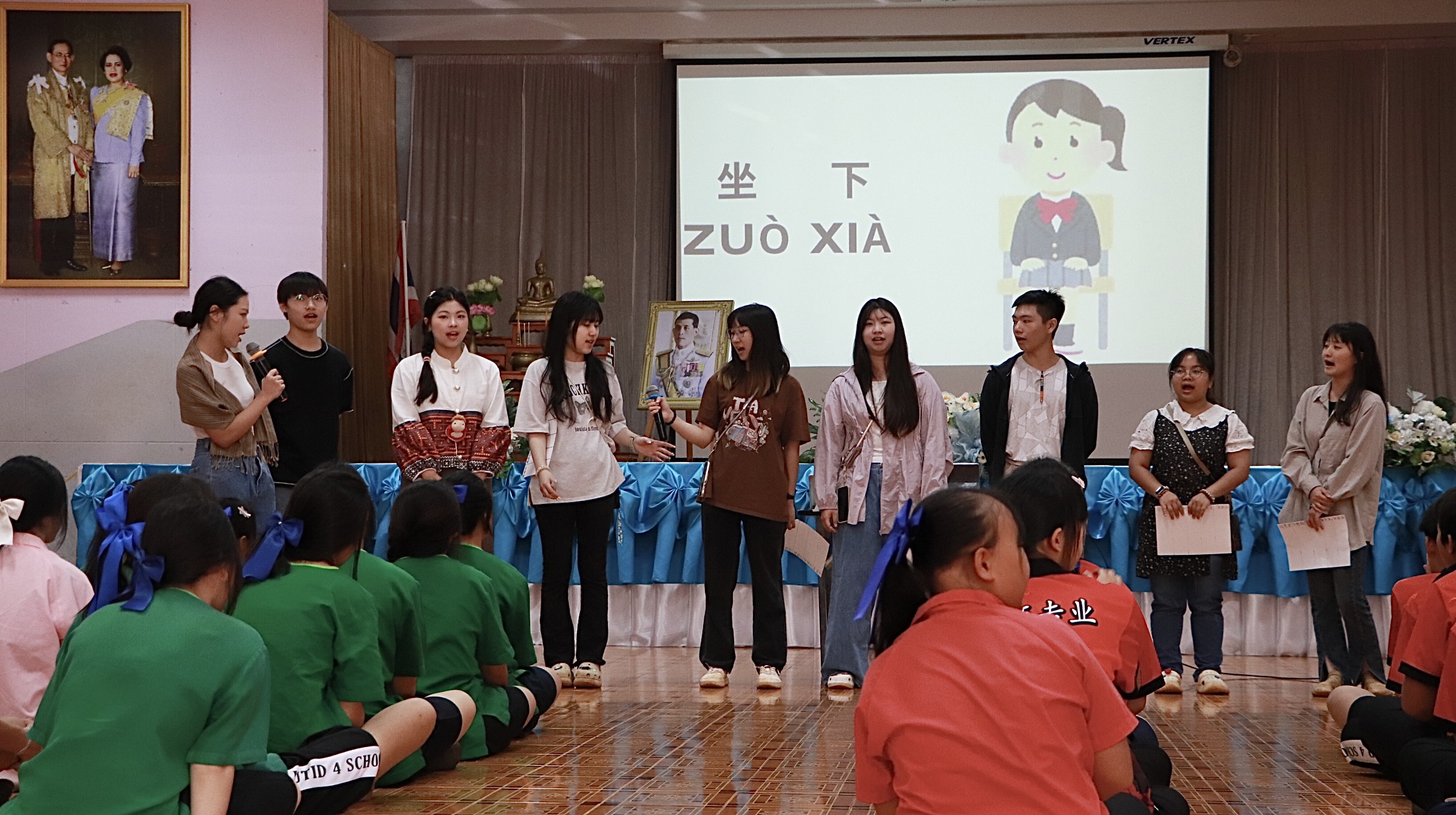 志工帶著孩子們學習日常基礎用的華語詞彙。