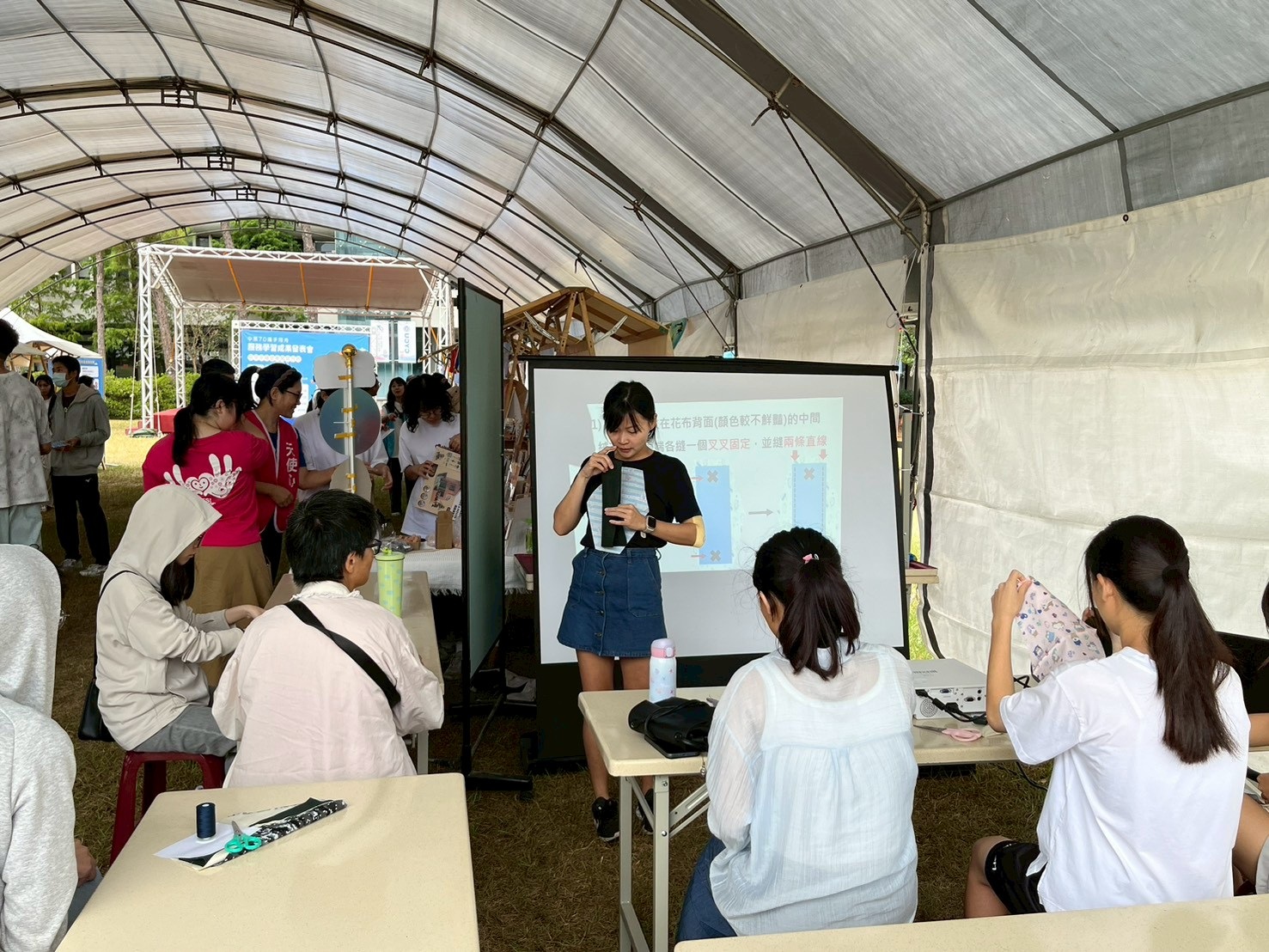 愛女孩國際關懷協會帶領民眾縫製布衛生棉，捐給非洲女孩，傳遞關懷與愛心。