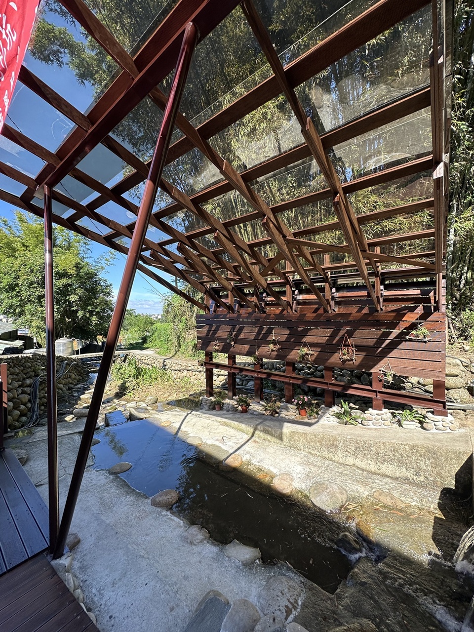 改造後的洗衫坑全景，斜頂木構映襯竹林天際線，成為在地生活美學共創基地。