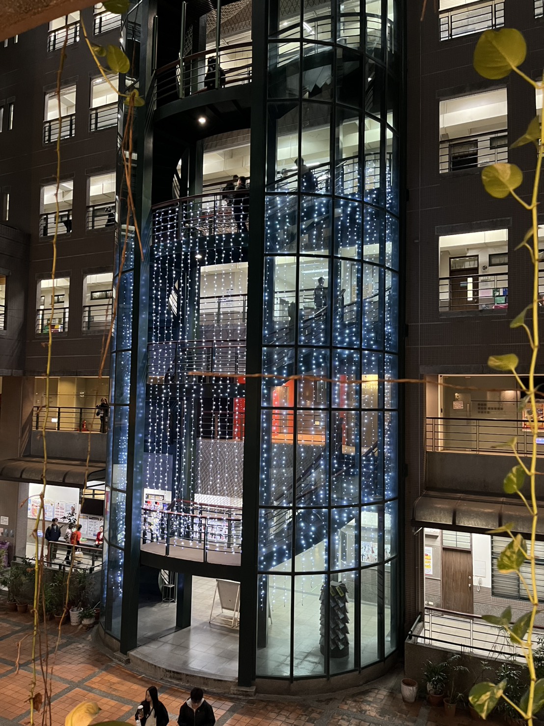 旋轉樓梯燈飾象徵學習向上與突破，展現中原教學研究持續精進。