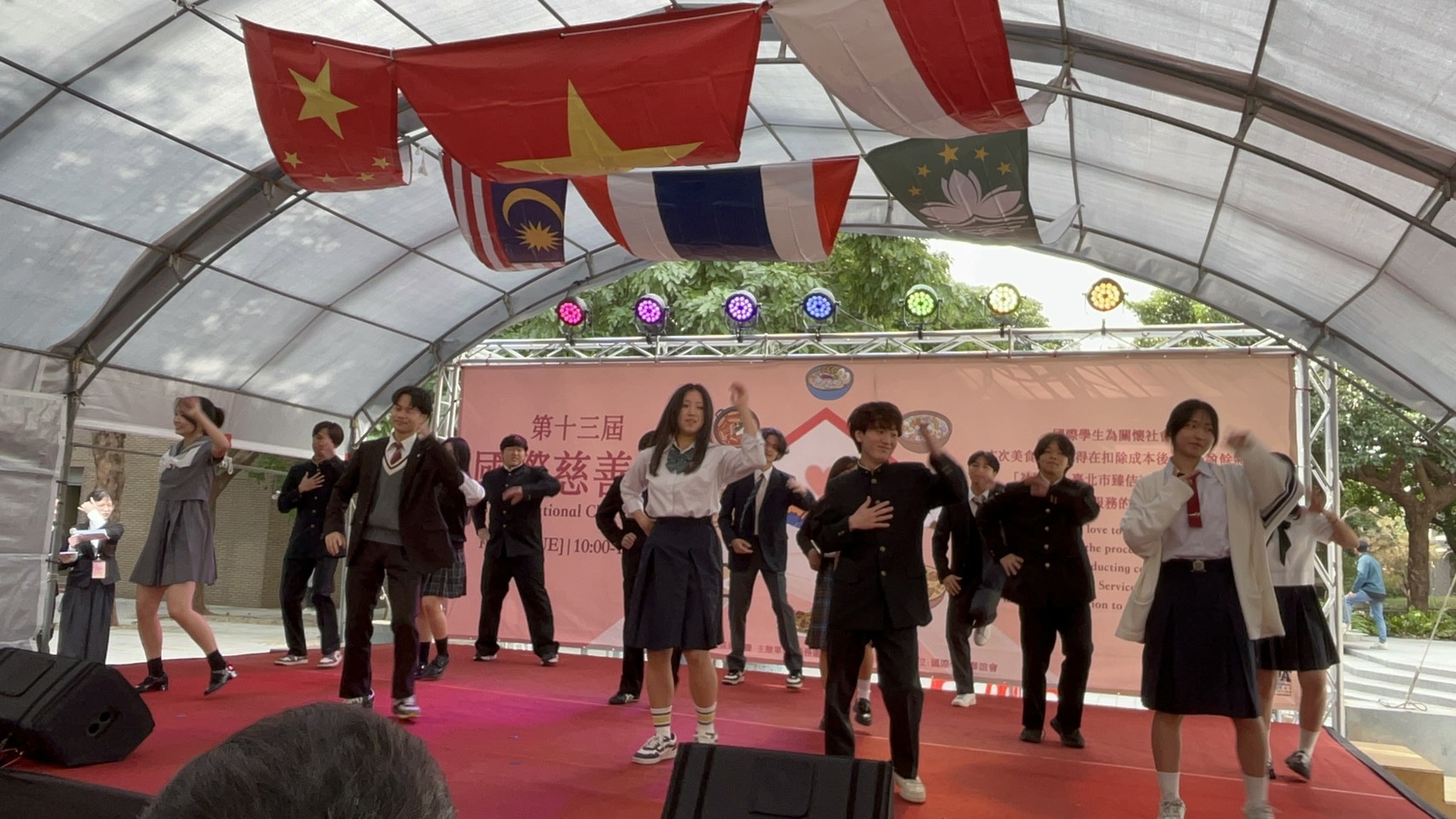 日本學生身著高中制服帶來舞蹈演出，結合流行元素與團隊默契，吸引眾多師生駐足欣賞。