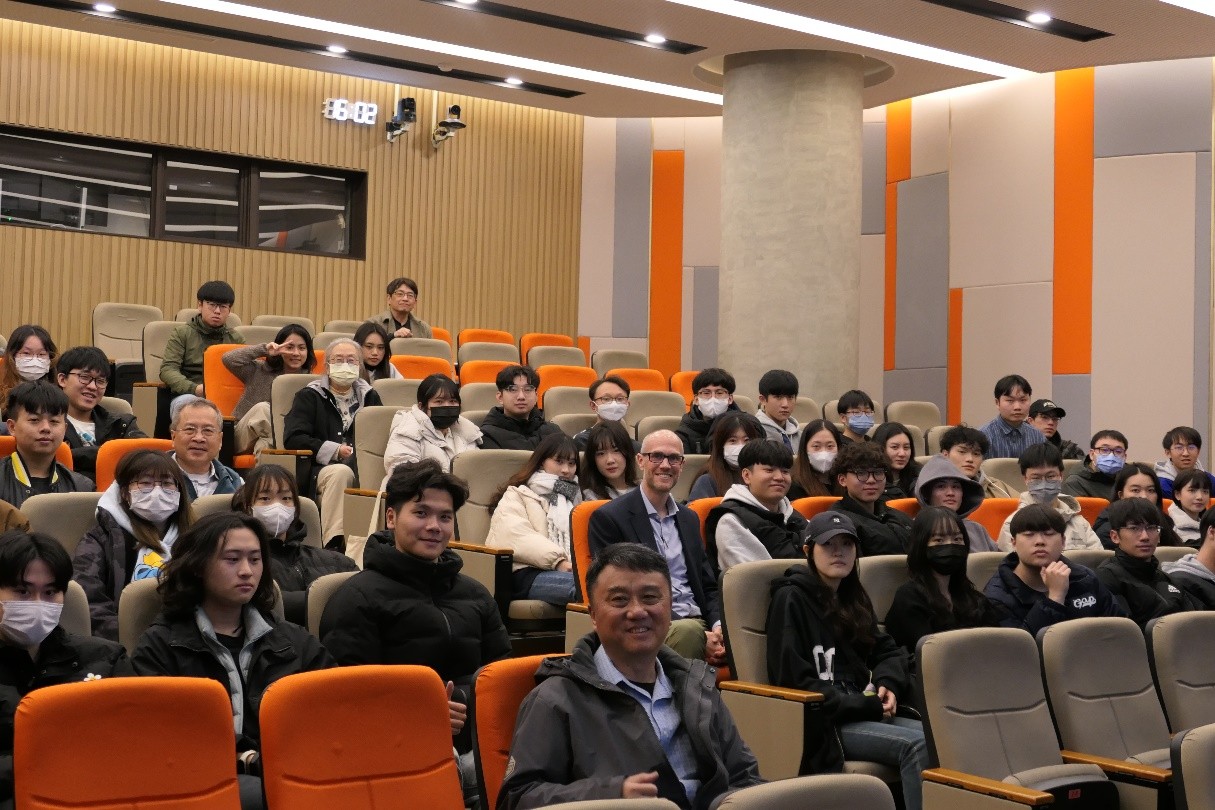 智慧連結系統研究院執行主任專題演講與中原師生合影