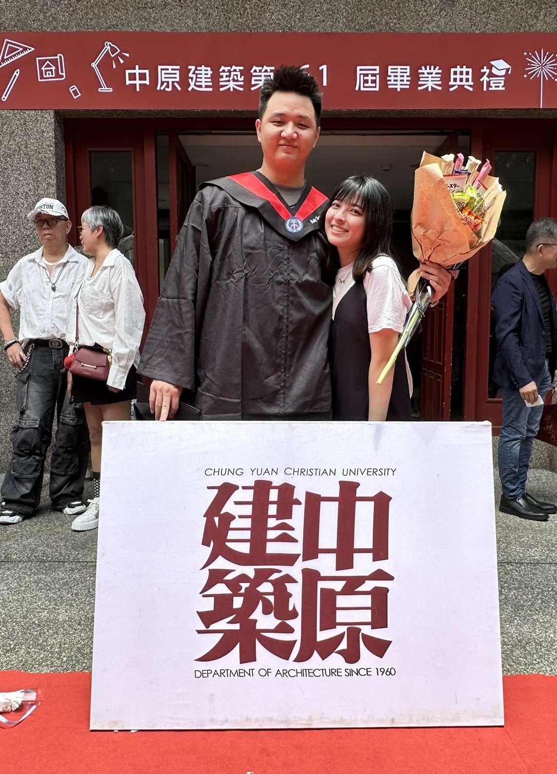 曾家長子曾煜品(左)感謝中原建築的紮實訓練，讓他建立屬於自己的設計語言與方向，立志成為建築師。
