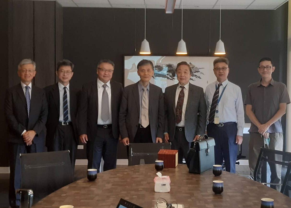 中原大學校長李英明(圖中)與應材集團副總裁暨台灣區總裁余定陸(左三)、前應材全球執行副總裁王寧國(右三)等人，交流半導體人才培育議題。