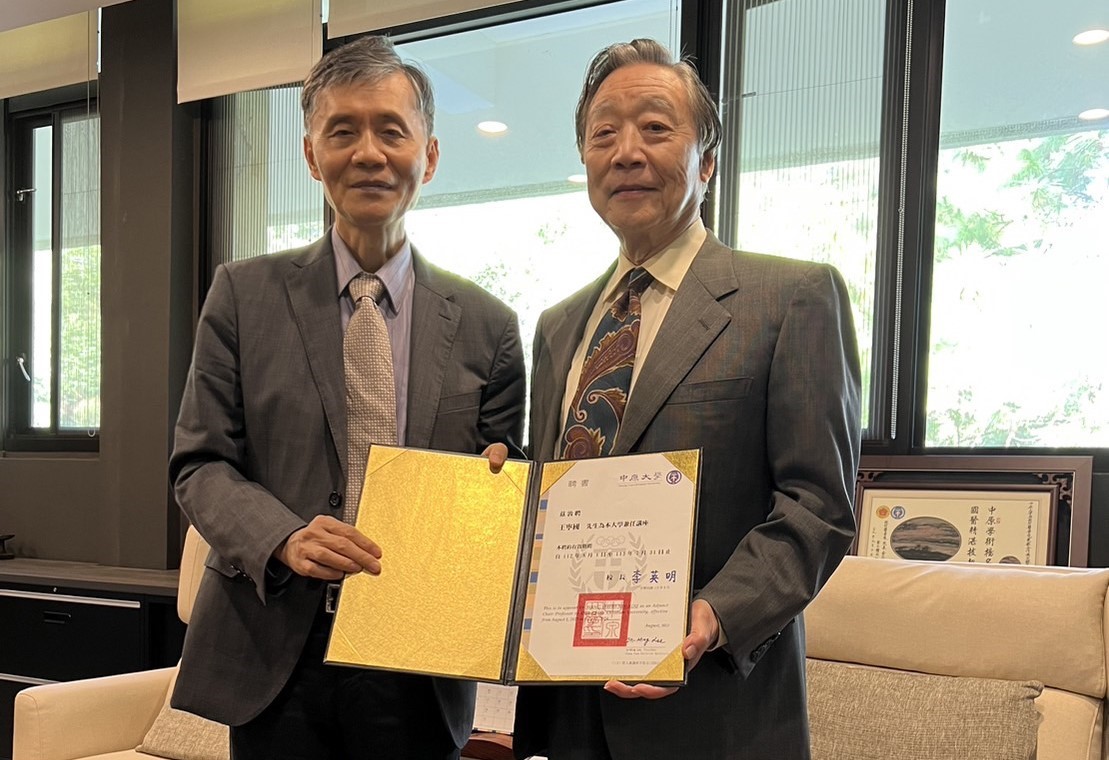 李英明校長(左)頒發講座教授聘書予王寧國校友，將借重其專業，助力中原發展半導體產業學院。