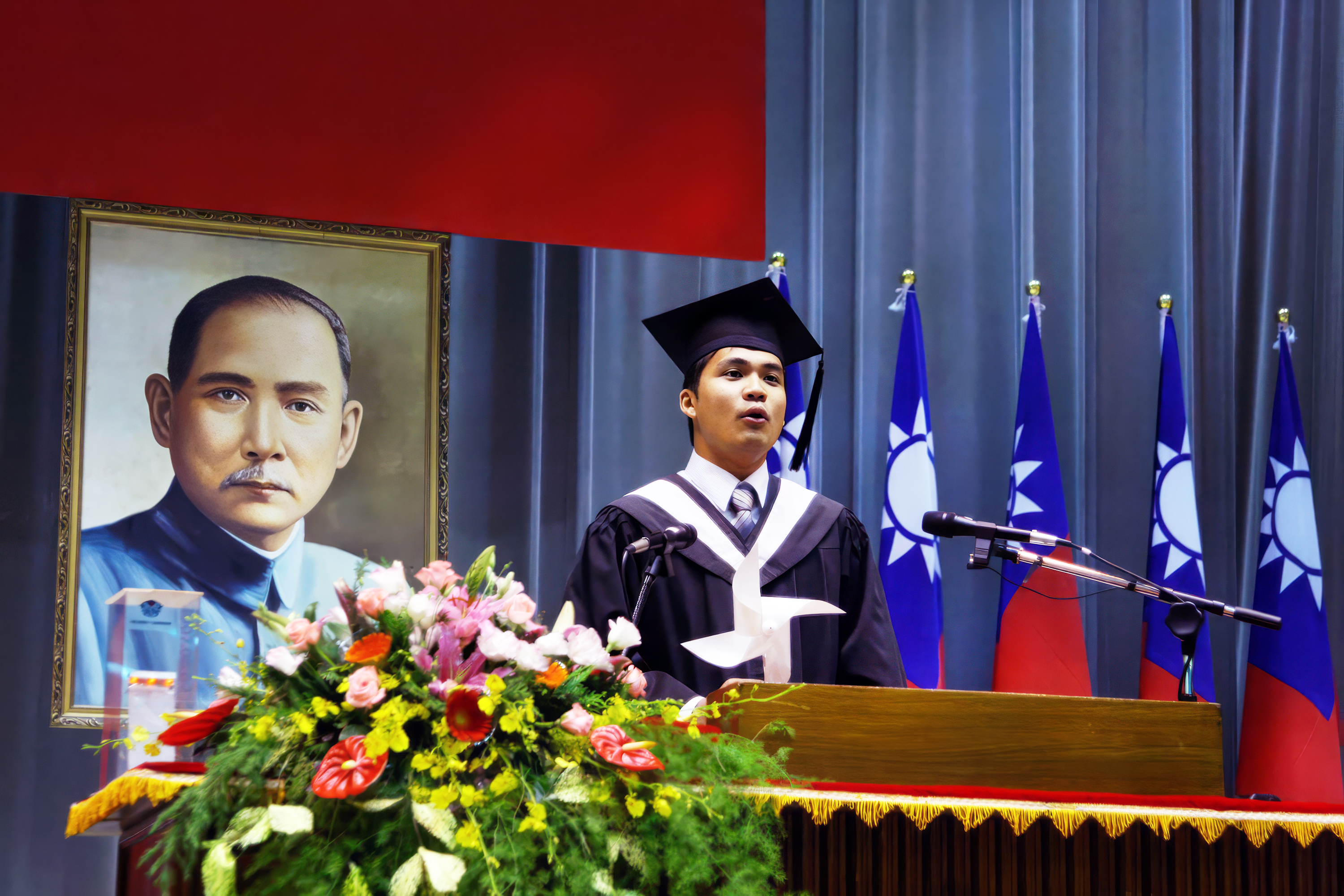 李致德擔任中原大學第49屆畢業典禮畢業生代表致詞。