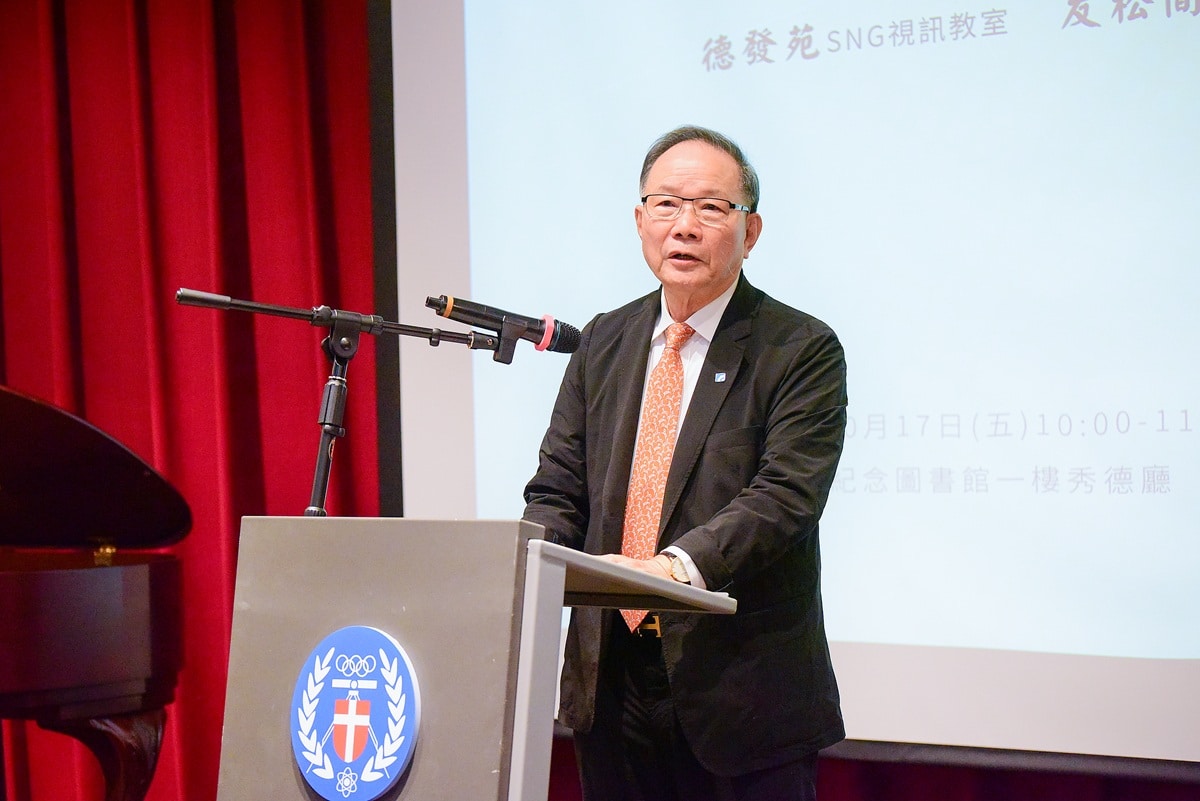 林健男校友以岳父之名捐資設立「德發苑」SNG視訊教室，致詞時語帶哽咽，表達對家人與母校的深厚情誼。