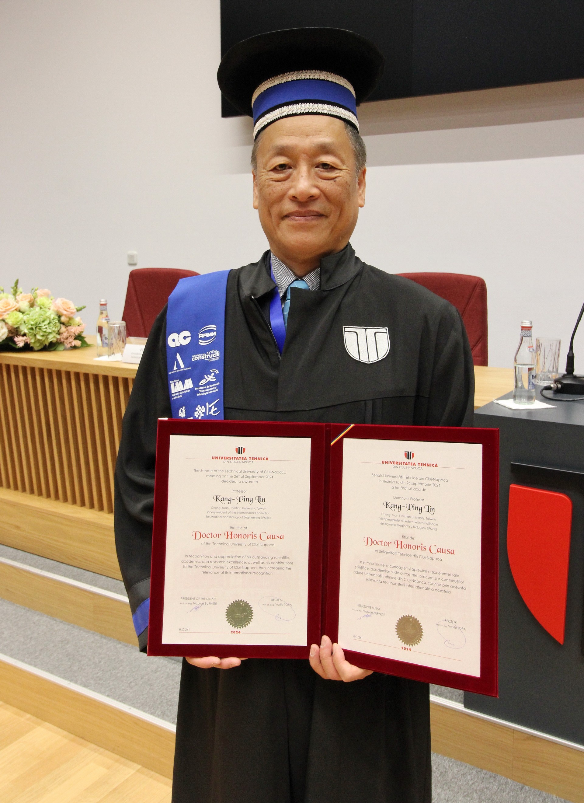 中原大學電機系終身特聘教授林康平榮獲羅馬尼亞克盧日納波卡科技大學頒授「榮譽博士」殊榮。