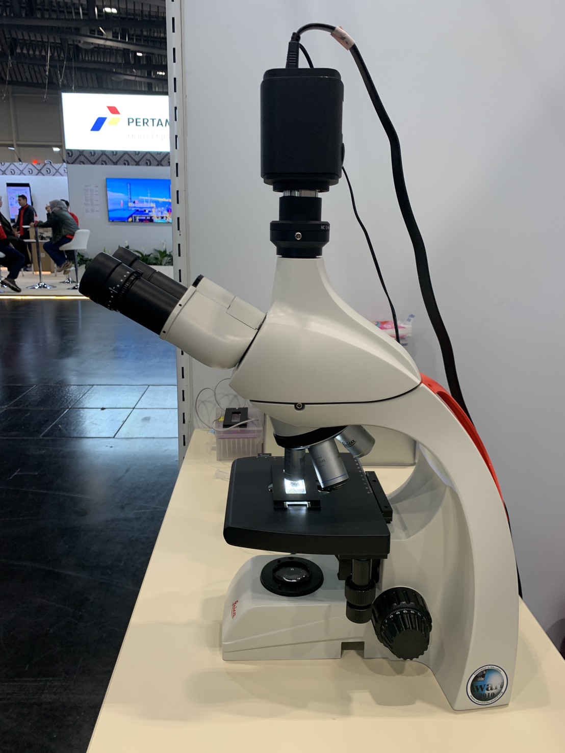 林政鞍特地帶至iENA展示之「可視化奈米顯微鏡」，具奈米級影像並完成試量產驗證，榮獲金牌。