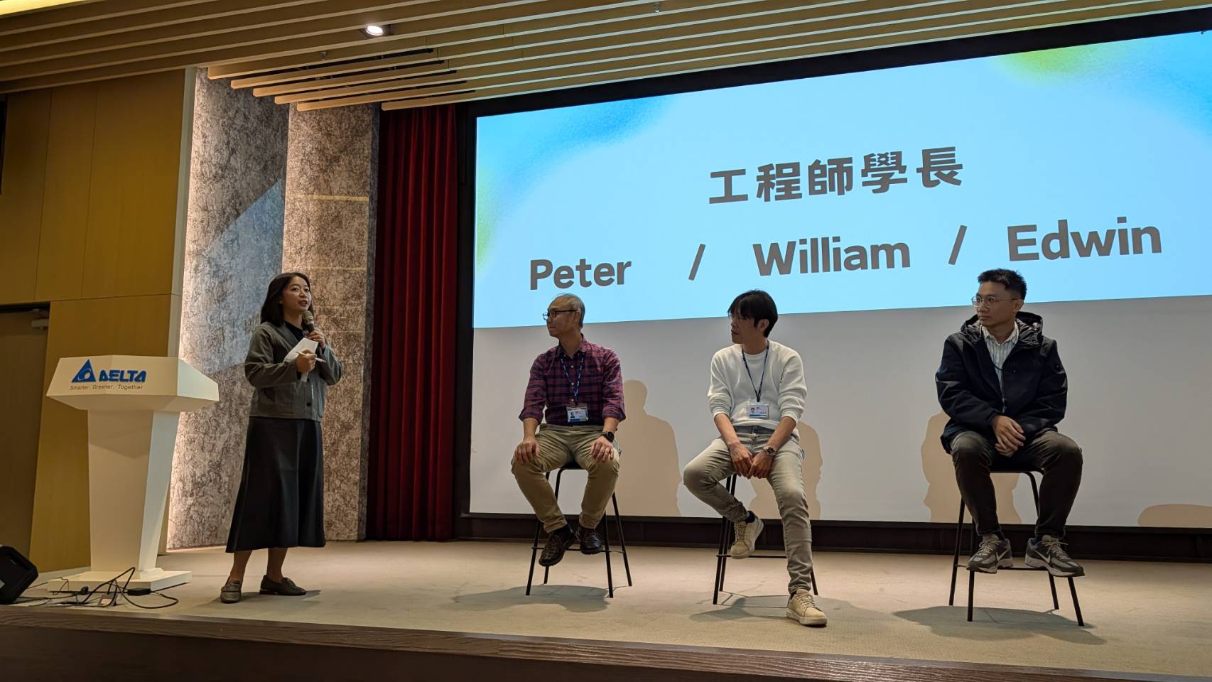 校友工程師與學弟妹分享在台達電的職涯歷程，鼓勵學生探索未來可能。