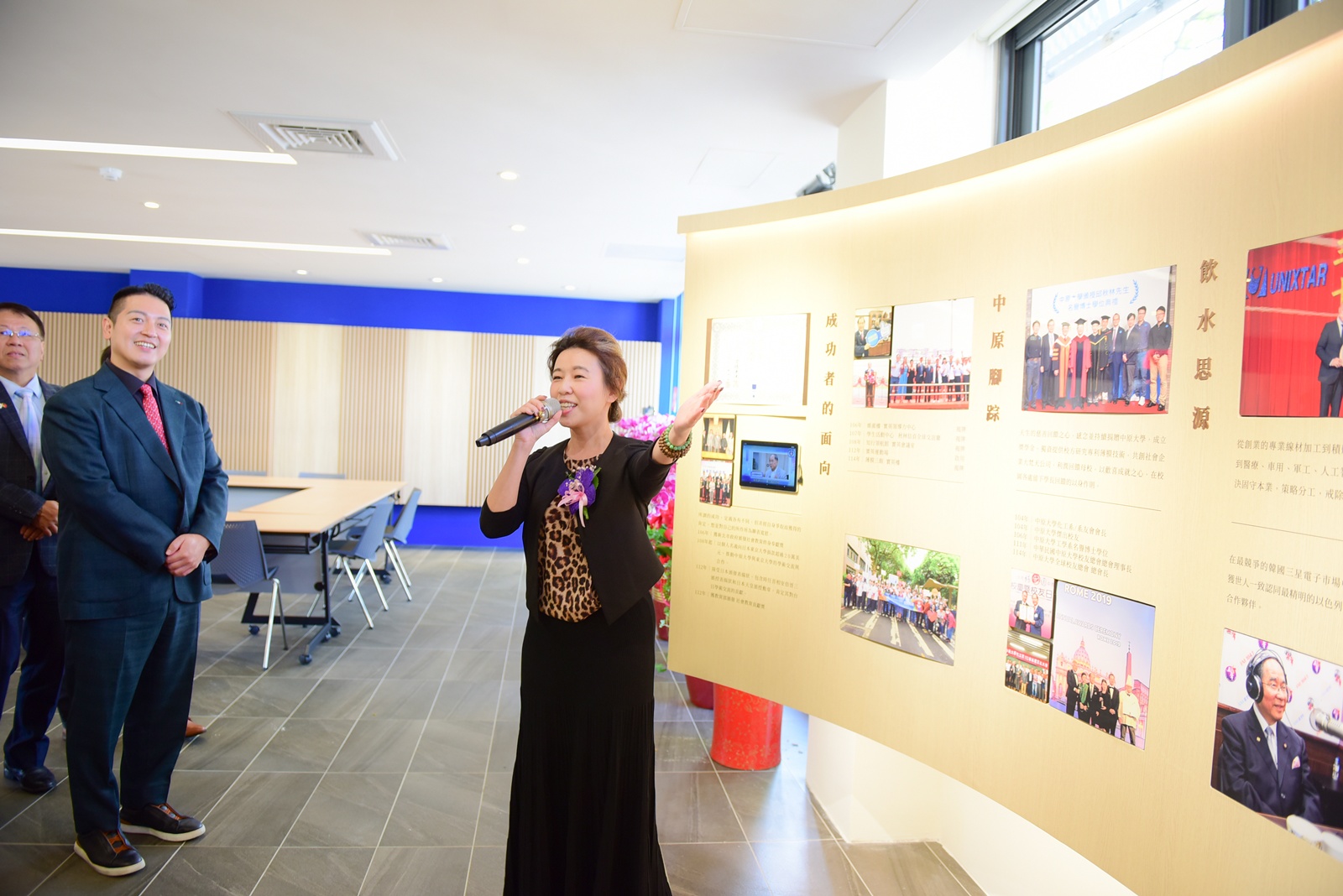 校方與各界貴賓參觀「實英樓」，由實英實業董事長特助邱文麗導覽介紹。