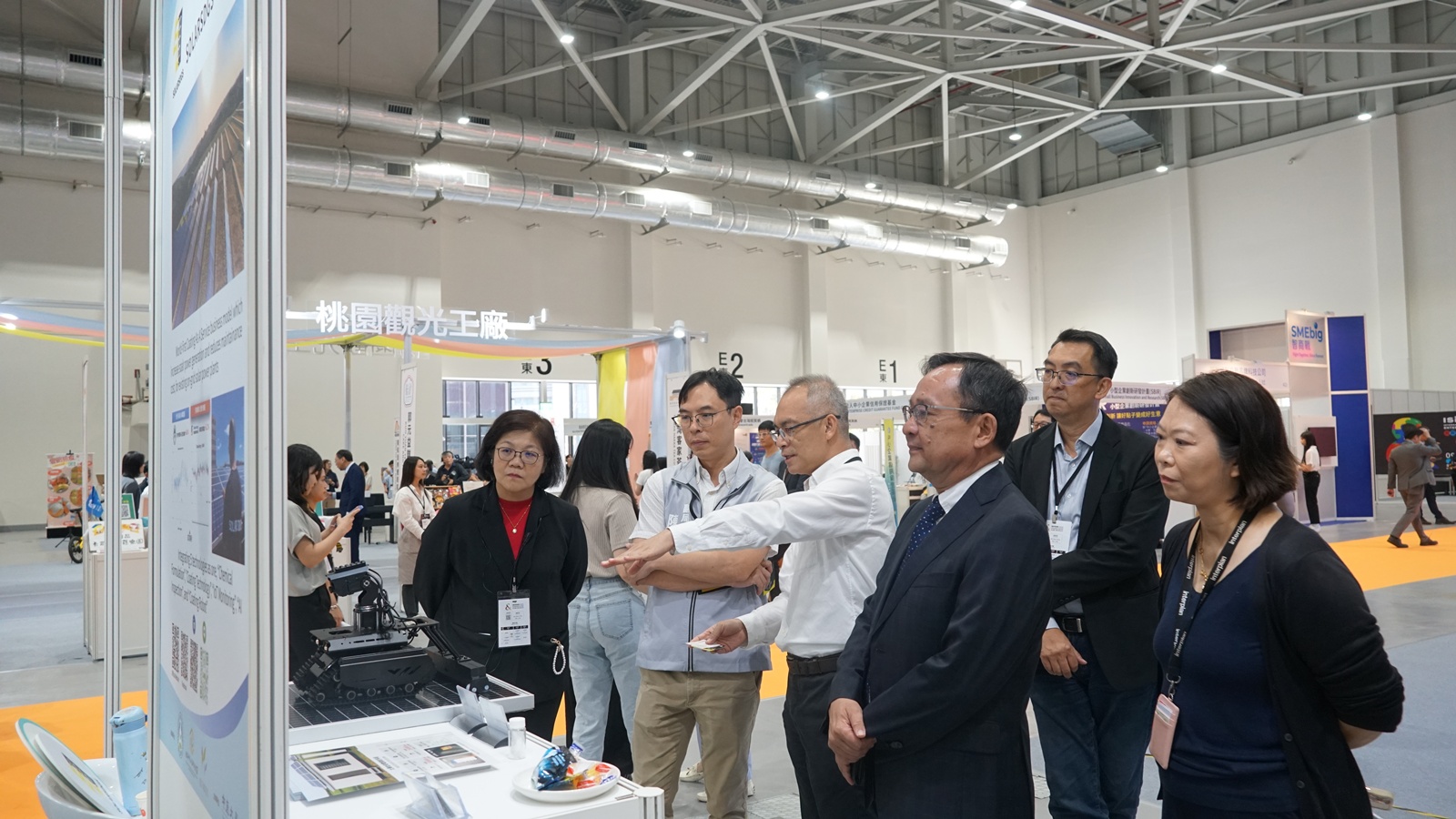 桃園市經發局副局長陳炳仲到場與「加加減減」企業交流互動。