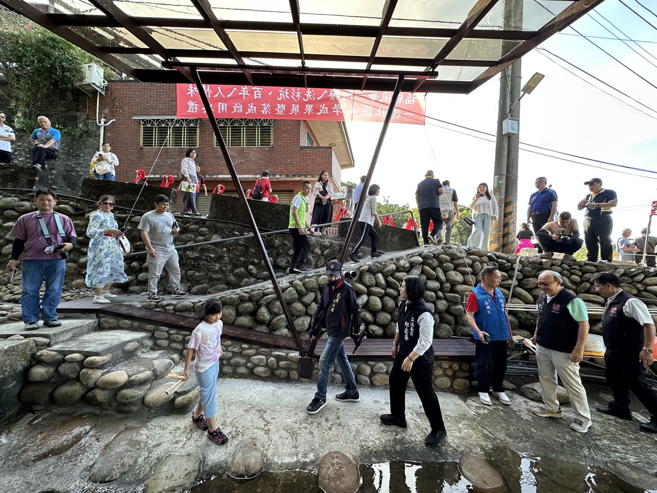 桃園文化局長、民代與居民參觀改造後的洗衫坑，肯定中原師生與社區協力完成的空間改造成果。