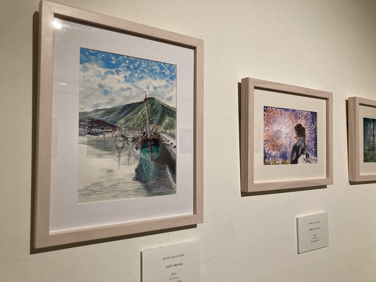 作品泊岸(圖左)。