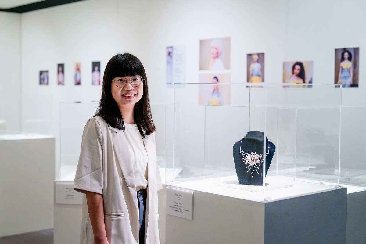 展覽中的金箔和銅製胸針、頸圈等飾品不僅展現了水墨畫風格的紋路和褶皺，而且模特兒戴上時，金箔在燈光下顯得格外迷人，呈現出獨特的美感。