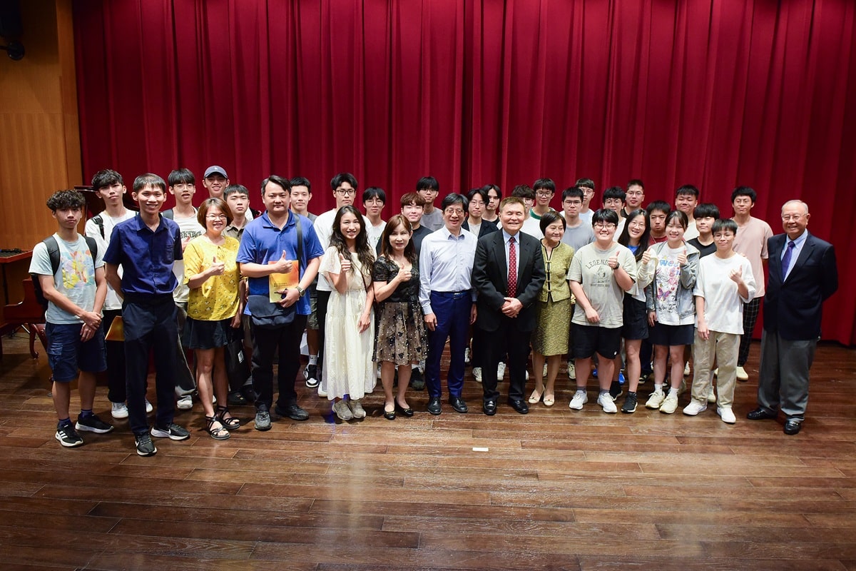 機械系校友冷國總(前排右6)與系上師生合影，鼓勵學弟妹勇於追夢、回饋社會，傳承中原精神。