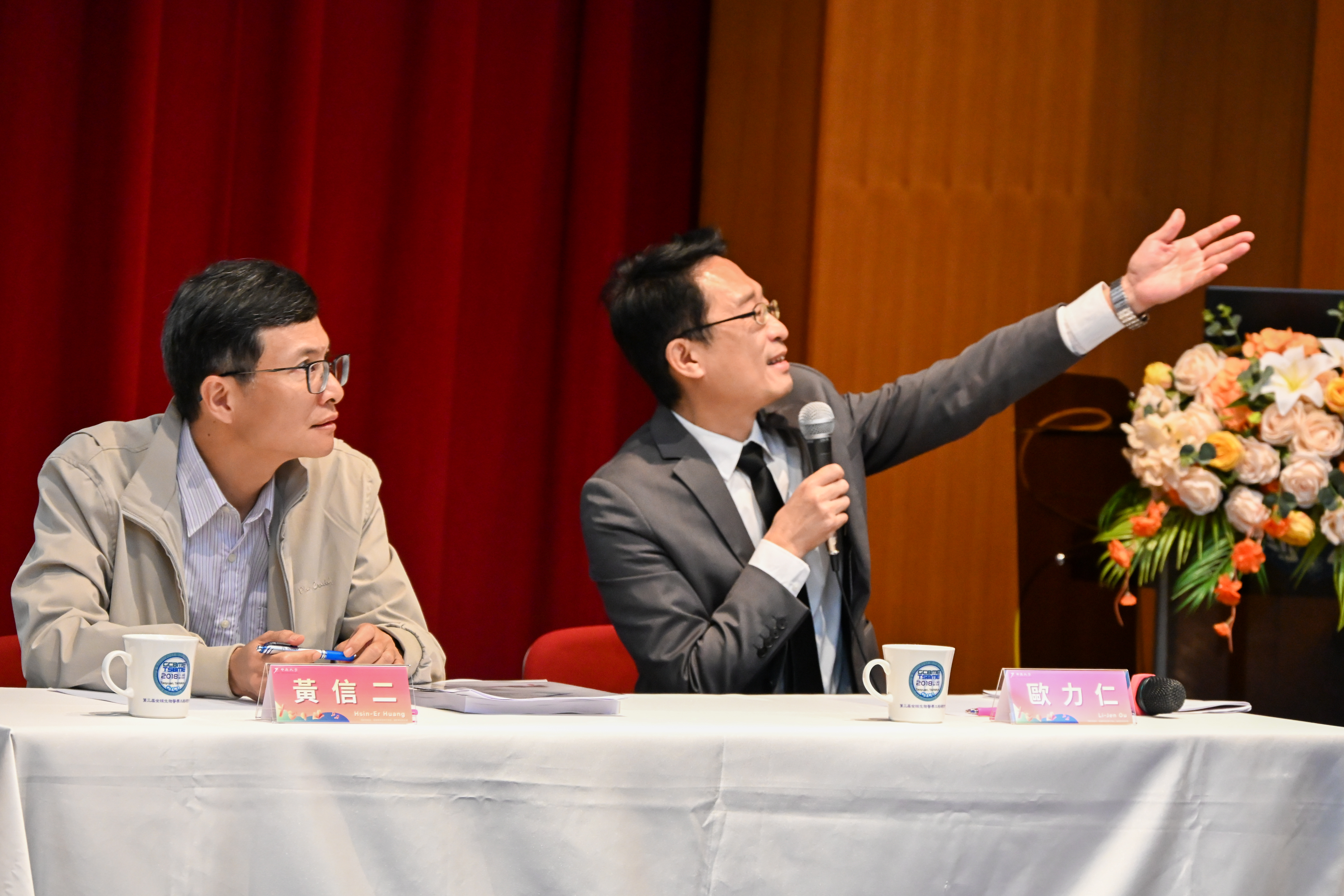 歐力仁老師主持與談，黃信二老師分享研究觀點，展現中原大學學術對話的活力與深度。