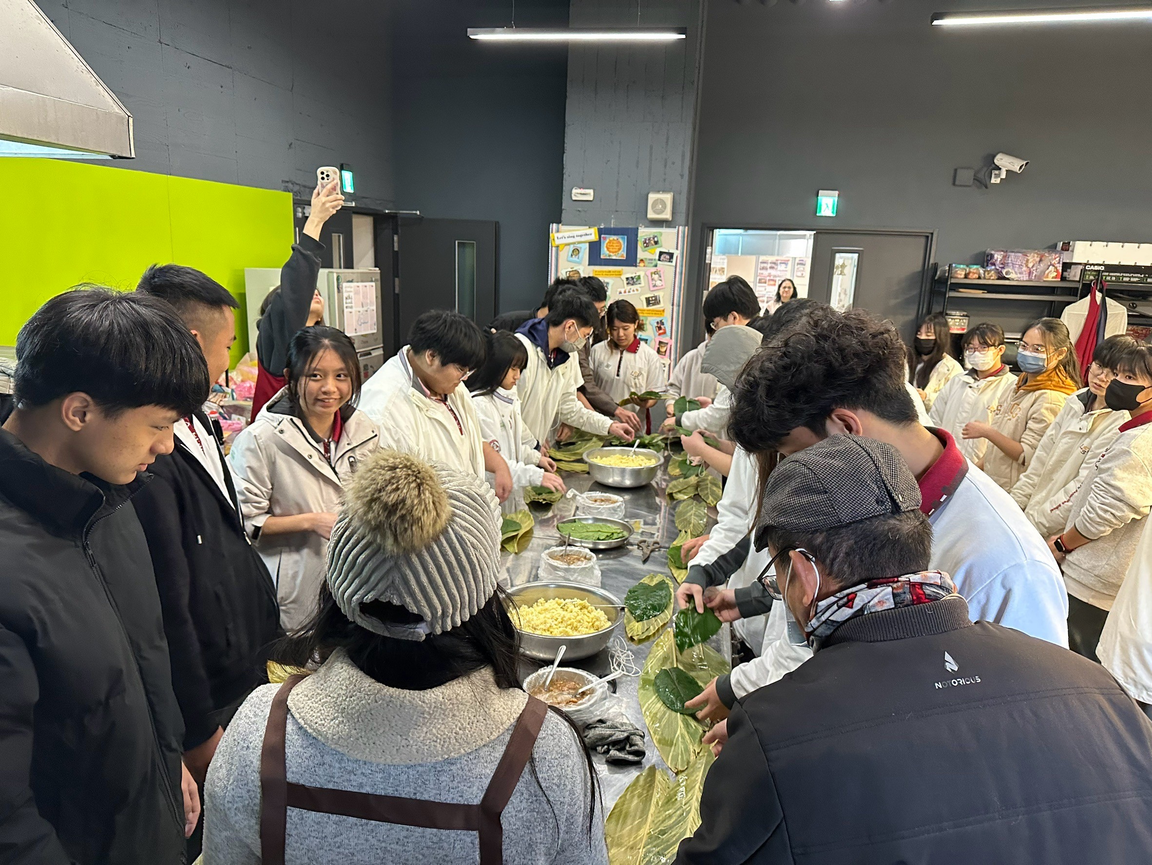 活動安排原住民族特色飲食體驗，羅浮高中學生透過親自製作傳統吉拿富（小米粽）