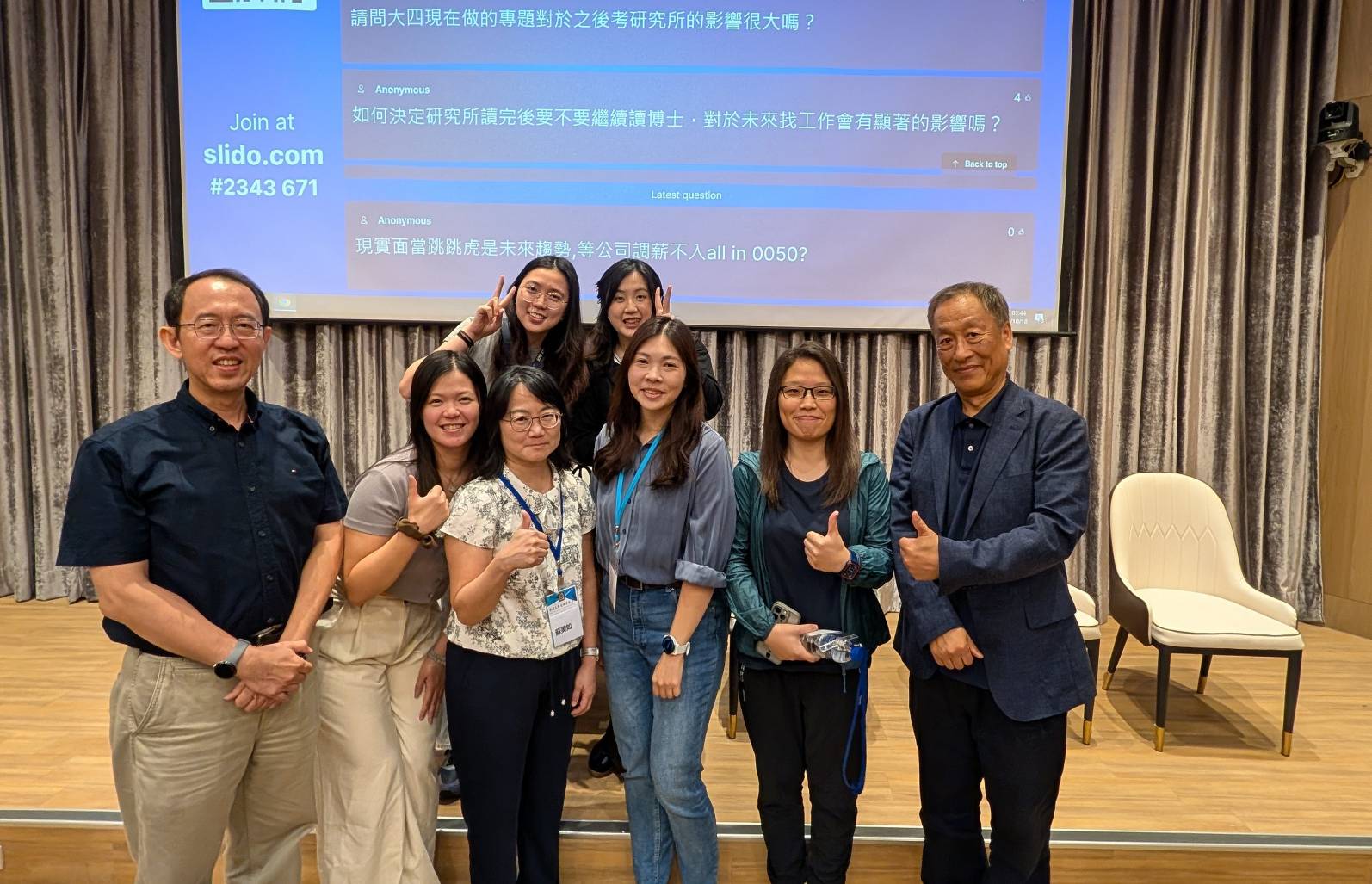 活動展現中原大學全人教育精神與產業接軌實踐。師生合影留念，紀錄難忘的職涯啟發時刻。