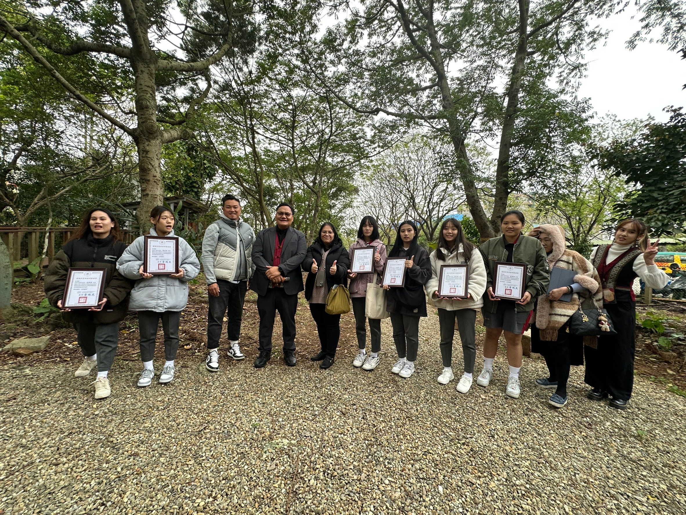 活羅浮高中學務主任瑪紹代表邱嘉增校長向中原大學設計原專班贈送錦旗