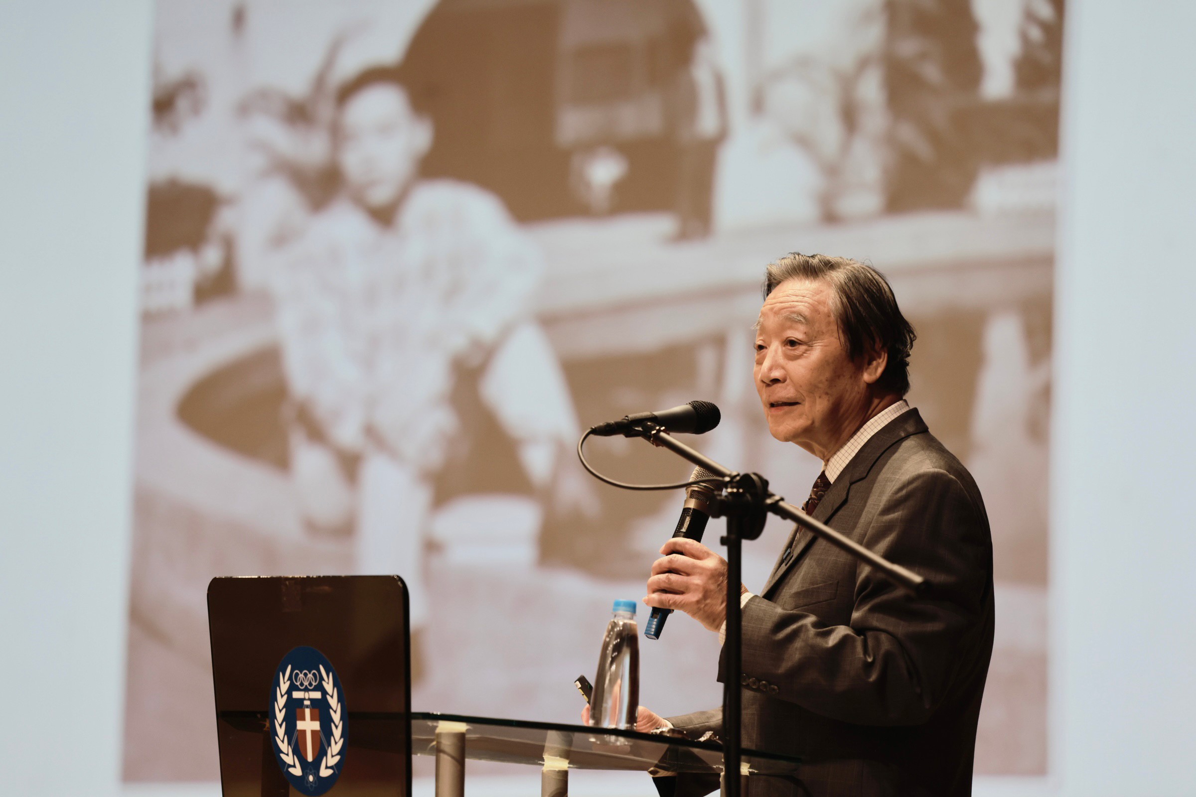 現年78歲的王寧國1968年自中原大學化工系畢業後赴美，擁有美國加州大學柏克萊分校(UC Berkeley)材料科學及工程學系博士學位