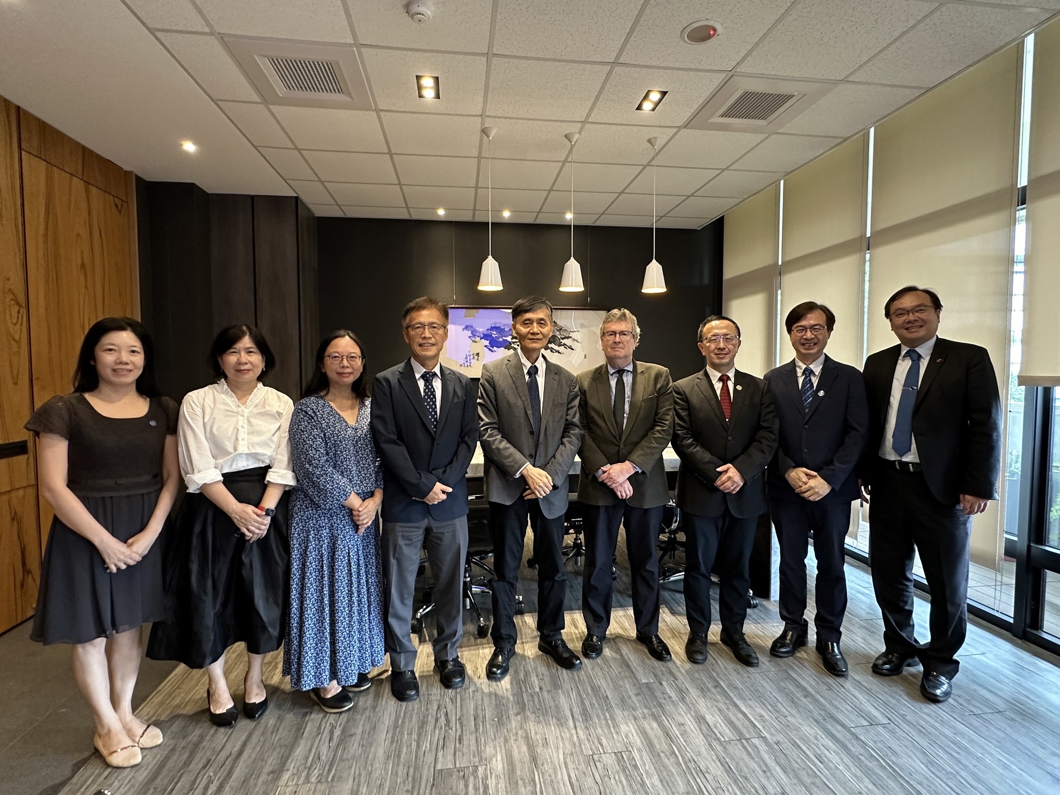 紐西蘭坎特伯理大學暨亞太歐洲研究協會秘書長Martin Holland教授(右4)來訪，台大歐盟中心主任蘇宏達教授及鄭家慶執行長與李英明校長(中)及計畫主持人林曉薇等相關教師合影。
