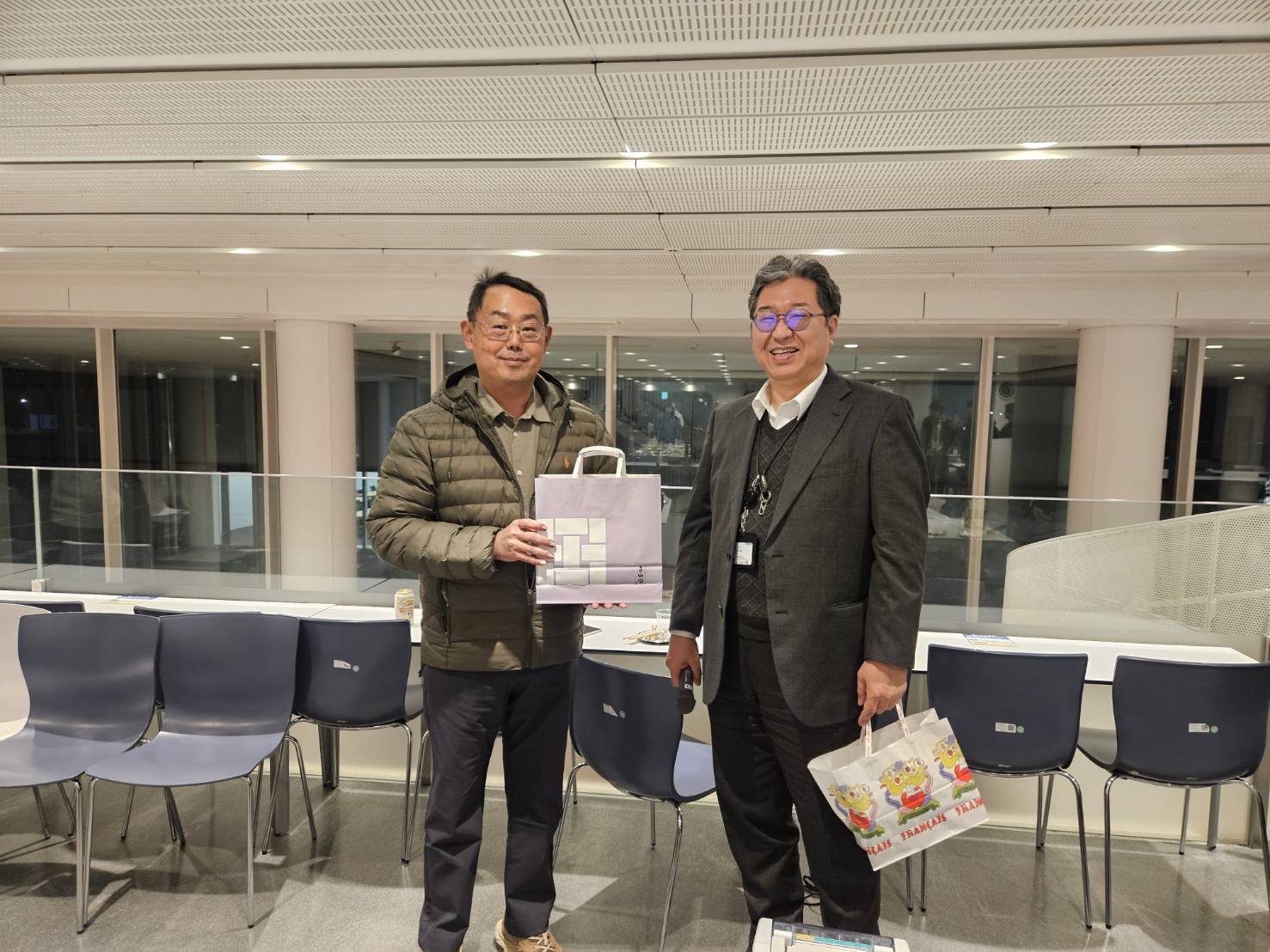 結業式由東京電機大學機器人暨機電工程學系系主任中村明生教授與中原大學電機工程學系張政元教授共同主持。