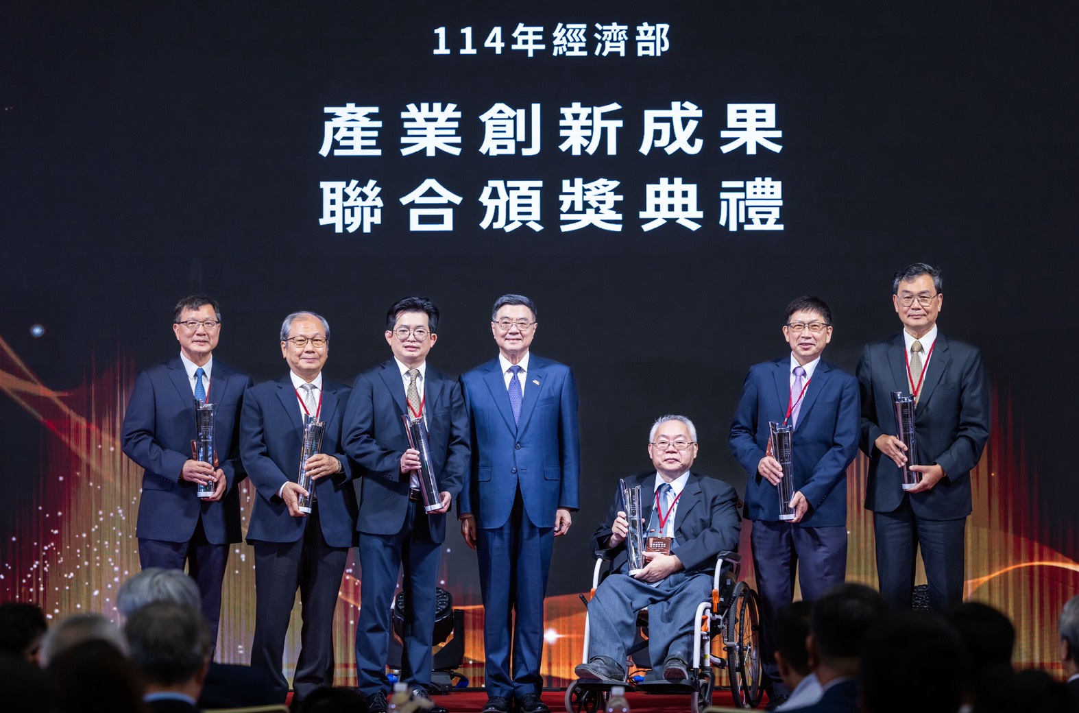 經濟部「國家產業創新獎」頒獎典禮，中原大學講座教授張雍(左3)實現生醫材化前瞻應用，獲頒「產學貢獻獎」