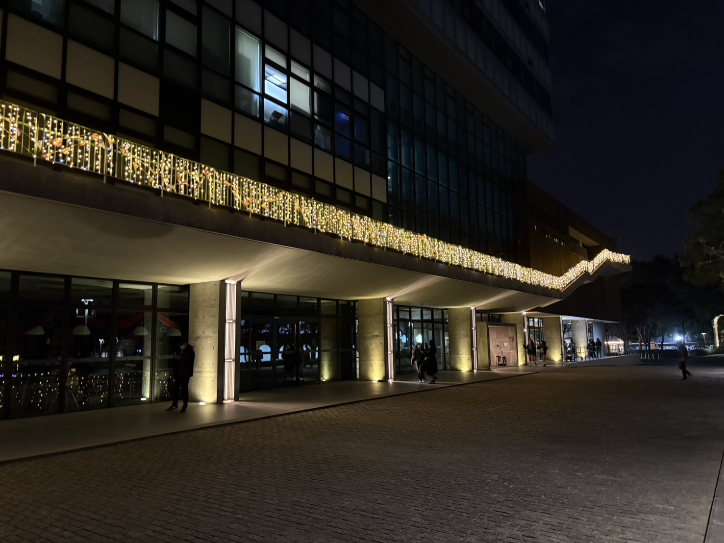 維澈樓窗簾燈呈現知識之光，象徵中原追求真理、深化全人教育。