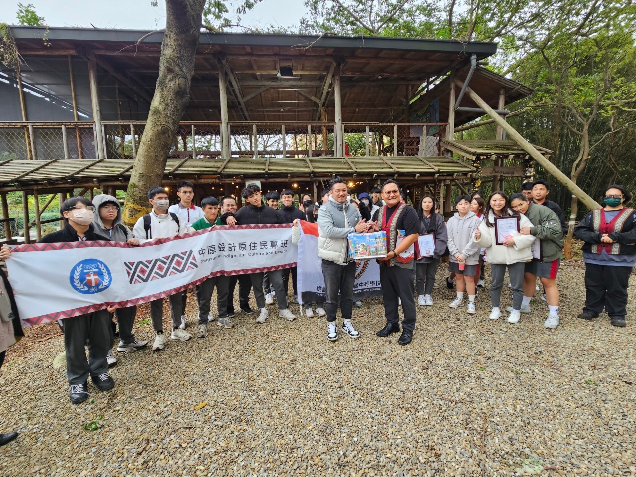 羅浮高中與中原大學原住民專班合影