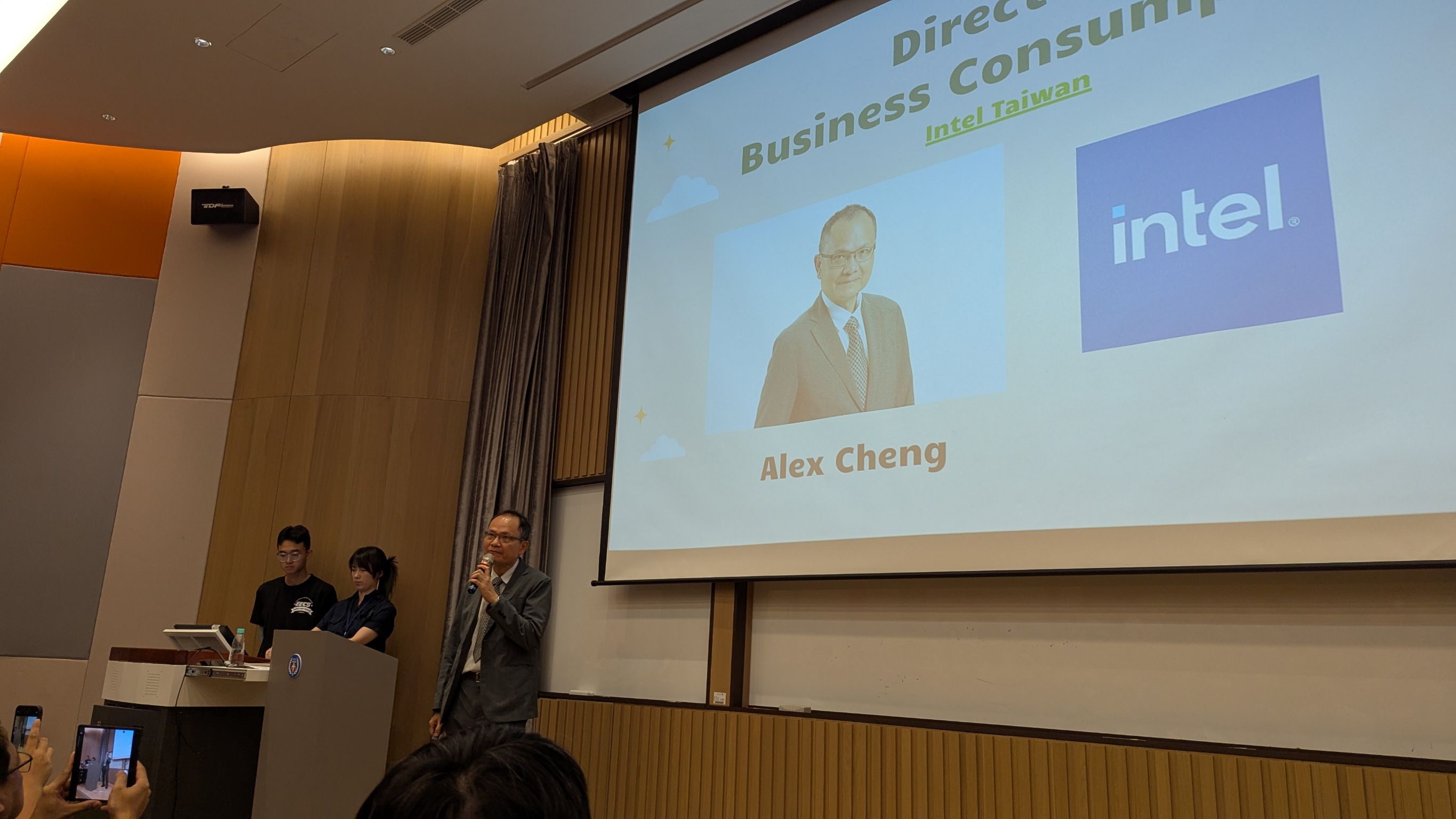 美商英特爾(Intel)台灣分公司商用業務總監鄭智成代表公司致詞，鼓勵青年投入AI創新應用。