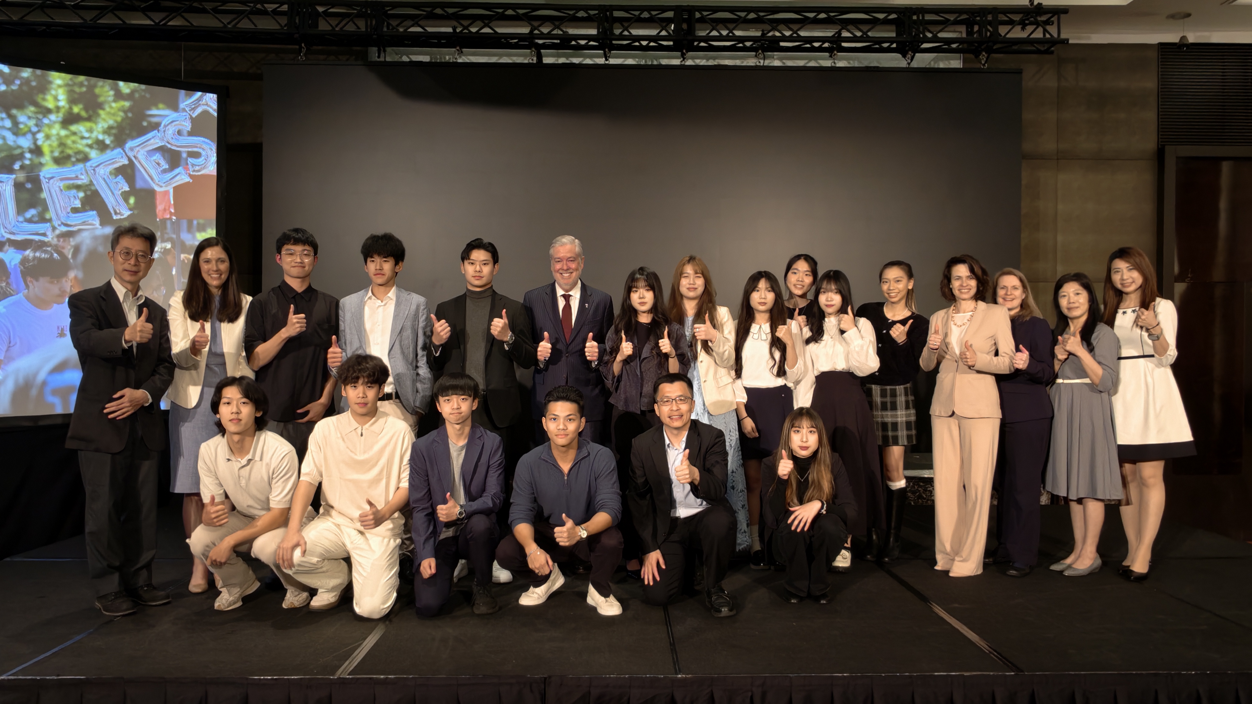 美國天普大學、中原大學師長及天普學程大一大二學生於交流晚宴合影留念。