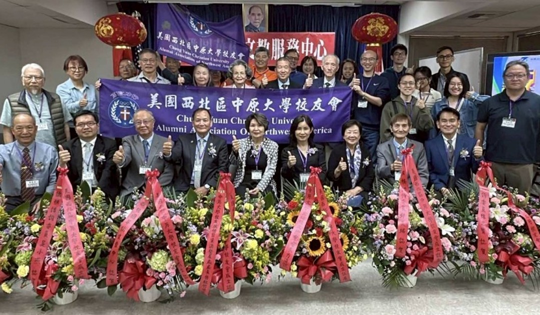 美國西北區校友會成立大會現場，與會校友合影留念。