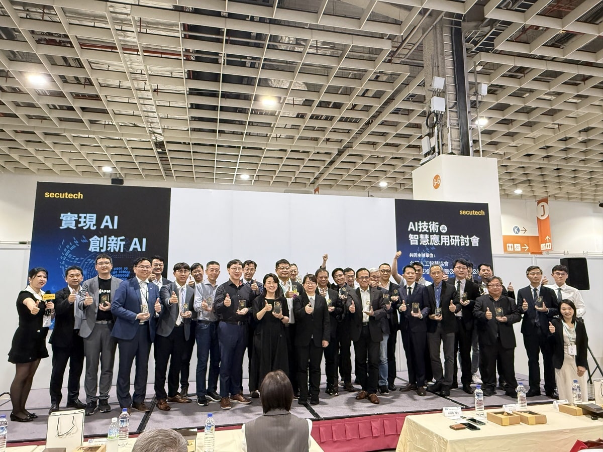 胡筱薇於Secutech頒獎典禮現場與各界AI菁英同台，見證AI技術實踐的榮耀時刻！