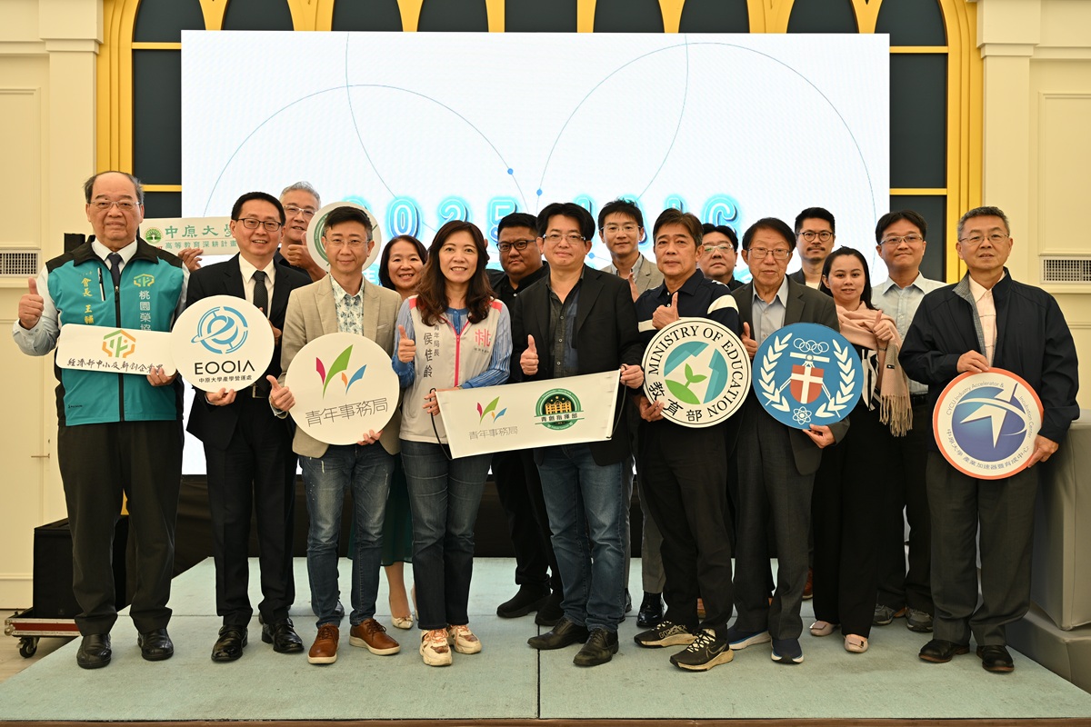 與會嘉賓及新創團隊於交流會現場熱烈互動，促進產學研合作契機，共同推動AI智慧產業生態發展。