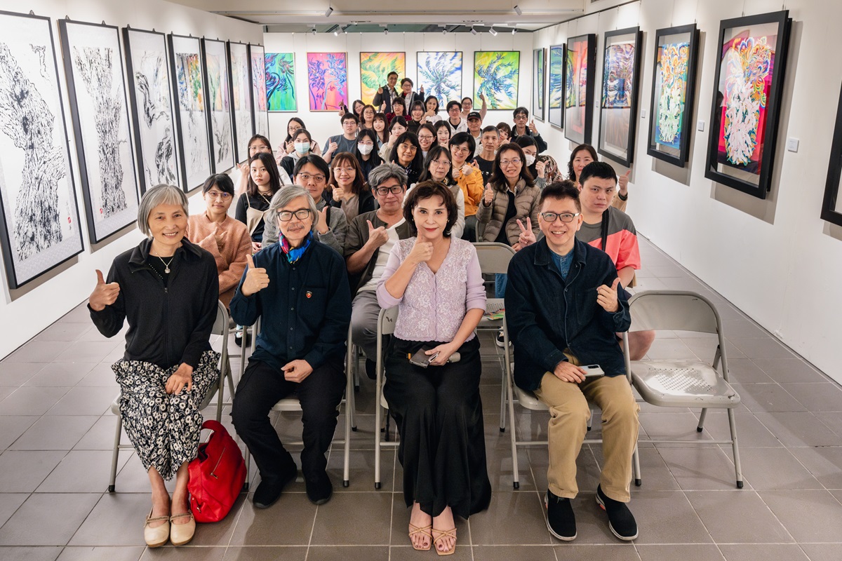 中原大學藝術中心盛大開展「凡花是錦」藝術展覽，匯聚了藝術家蘇俊吉融合水墨與西方媒材的非凡創作