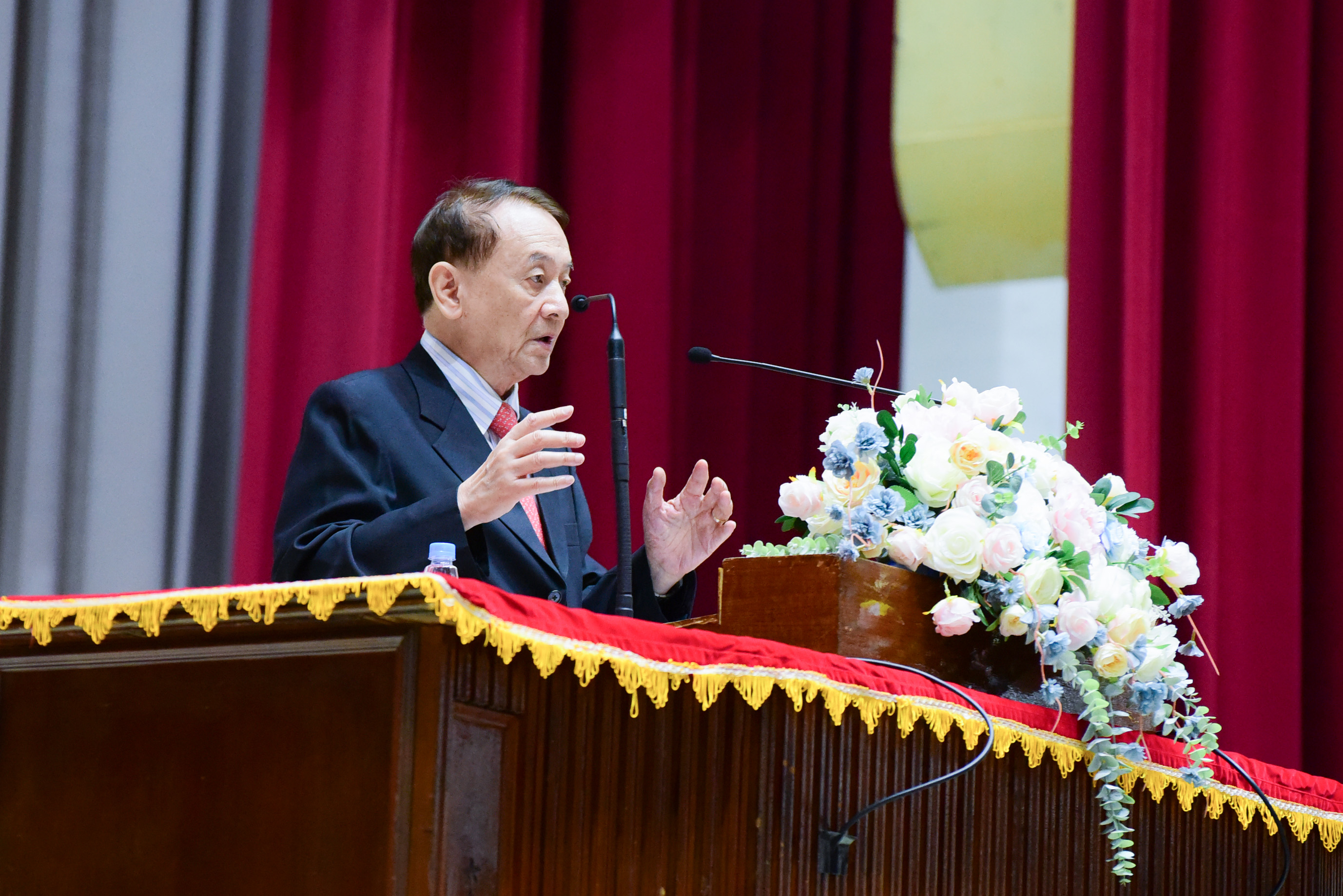 董事長張光正祝福畢業生，期勉畢業生秉持初心，不以名利為追求目標。