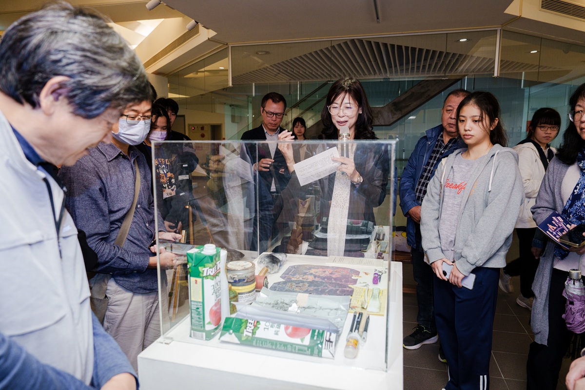 藝術家廖秀梅進行《徐徐魚行》版畫創作的導覽與理念分享。