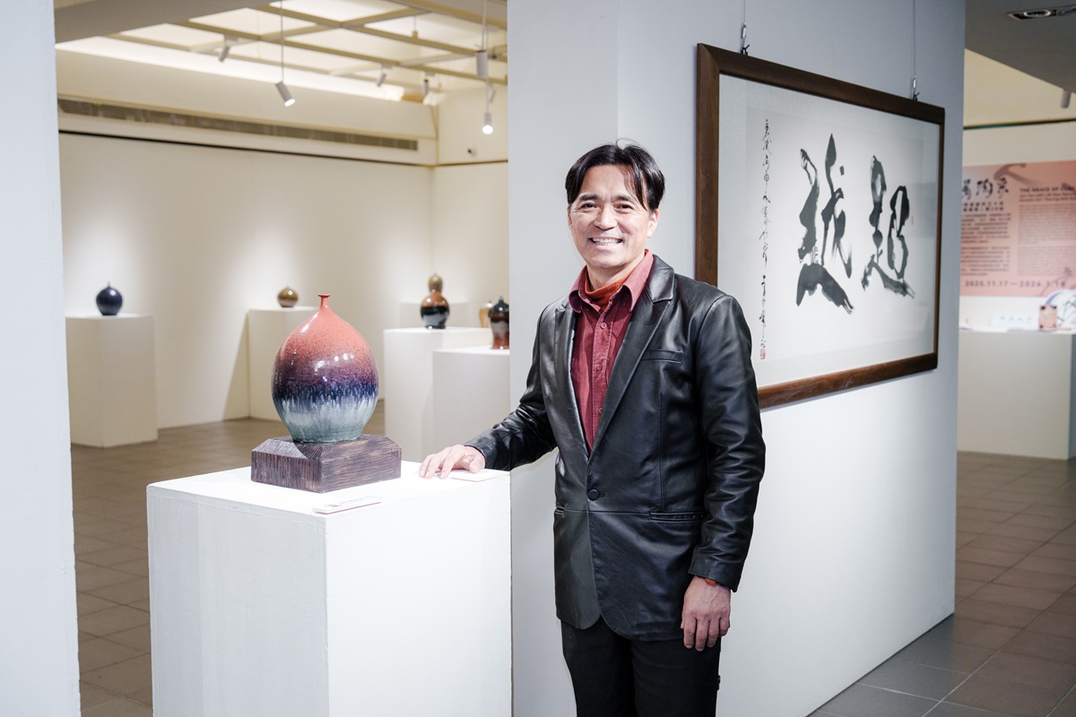 藝術家李仁燿與其陶藝作品合影。
