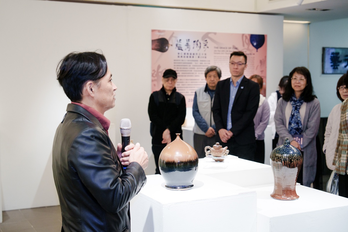 藝術家李仁燿進行《蘊菁陶釆》創作理念與作品導覽分享。