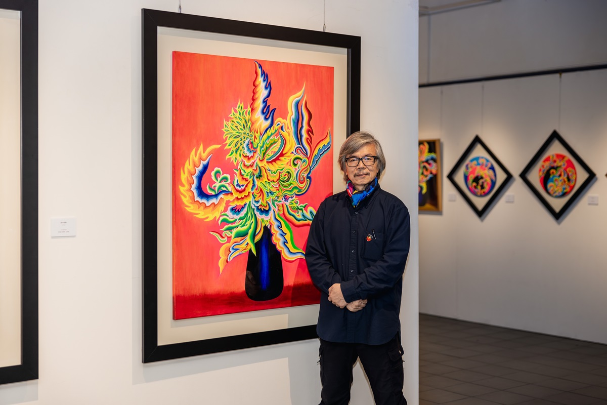 藝術家蘇俊吉與作品合影