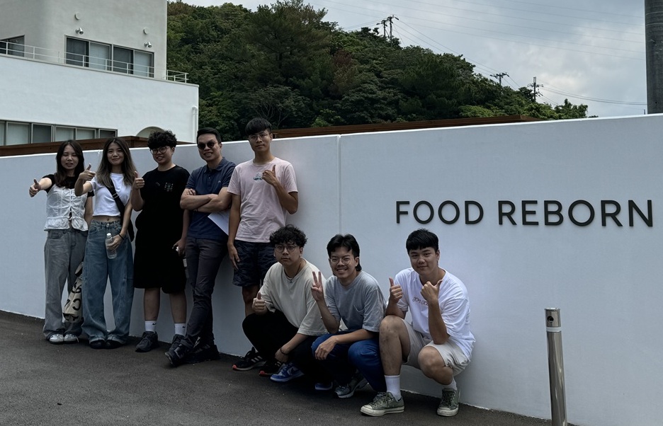 中原大學企管系師生合影