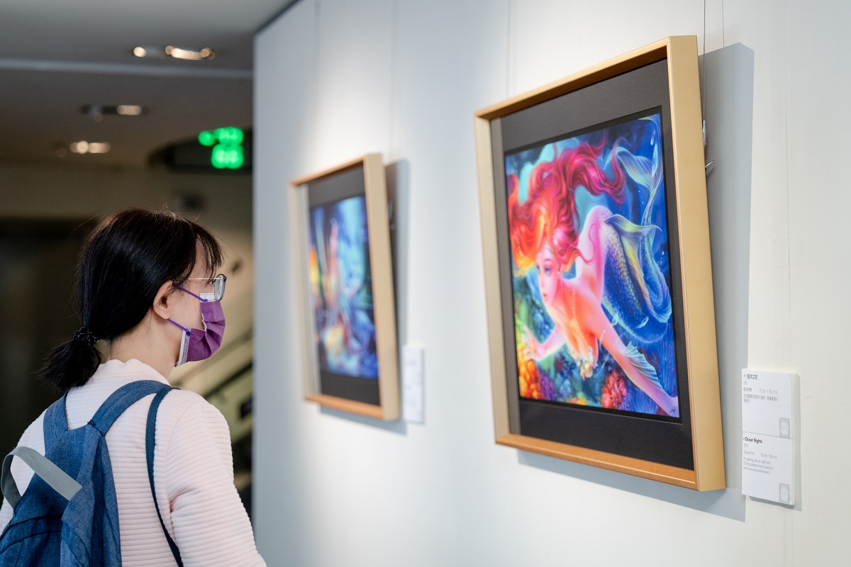 展覽名稱取名為「絕色」，寓意著極美麗的女子容色，也代表極美的顏色。