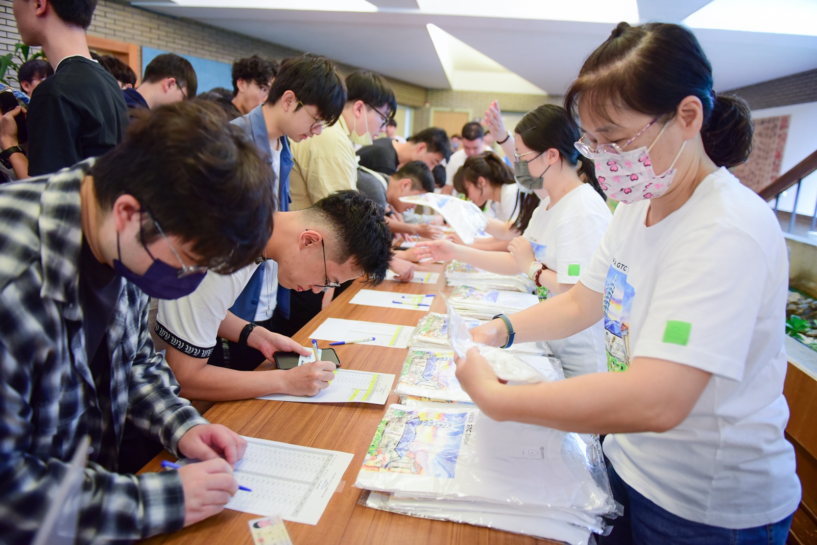 許多中原師生慕名而來參與NVIDIA執行長黃仁勳主題演講直播活動，報到櫃台擠滿人潮。