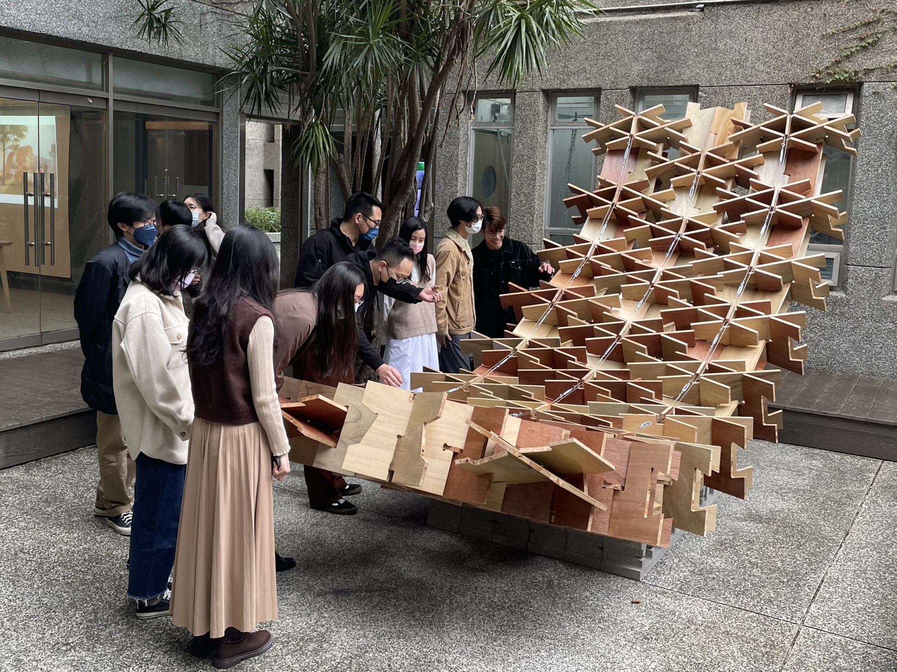 課程成果展示學生以BIM與參數化軟體完成的設計模型，展現中原建築系數位設計與構築教學的成果。