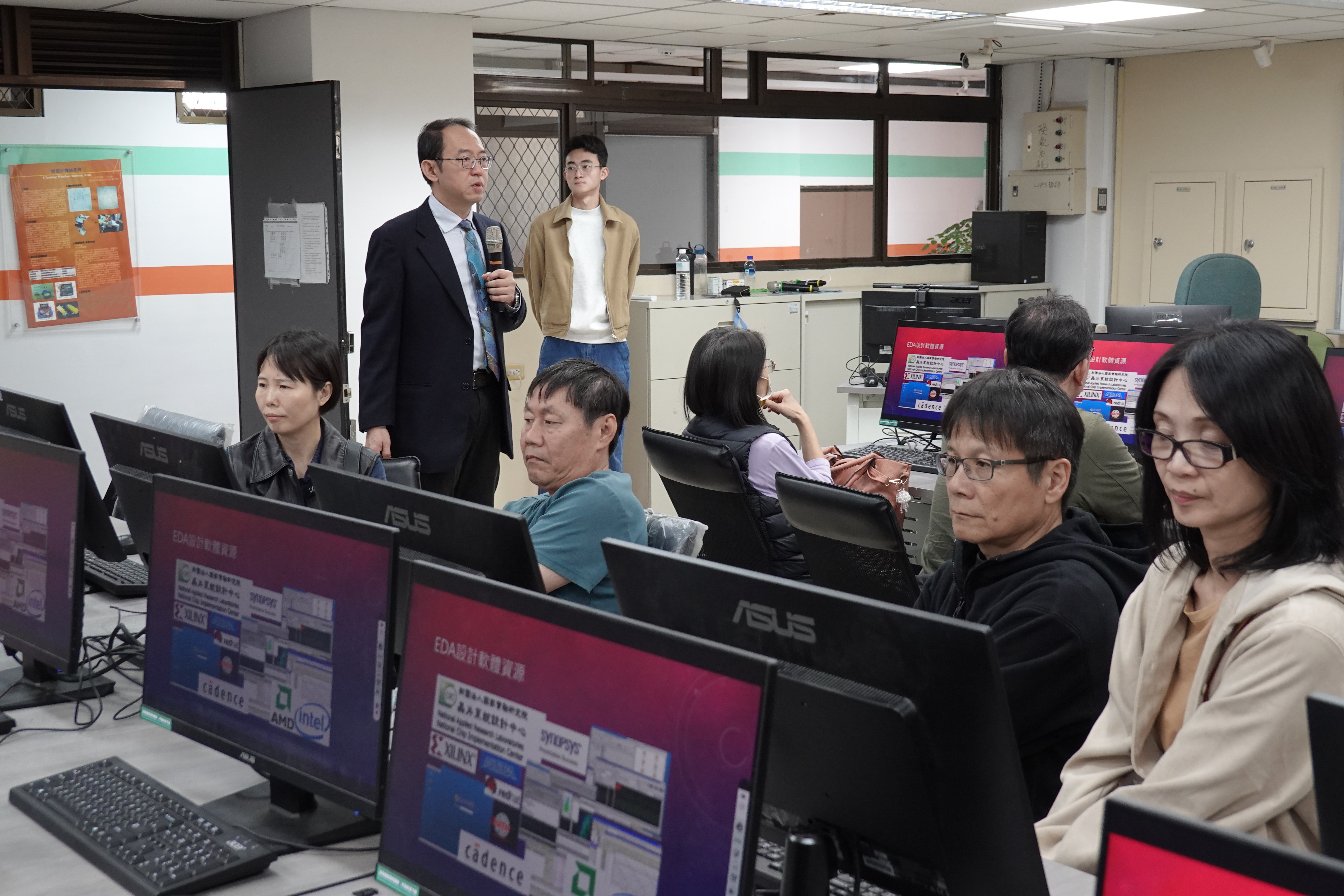 賴裕昆主任說明積體電路設計共構實驗室並展示於高階伺服器運行之IC設計軟體。