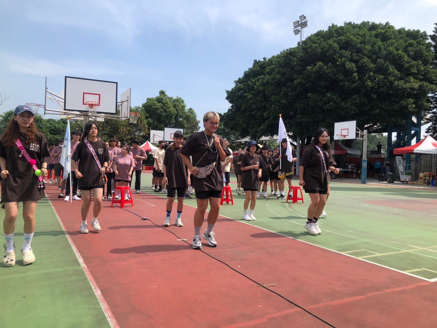 運動會在各校齊聲歌唱的圍舞中圓滿落幕，充分展現原住民文化之美。