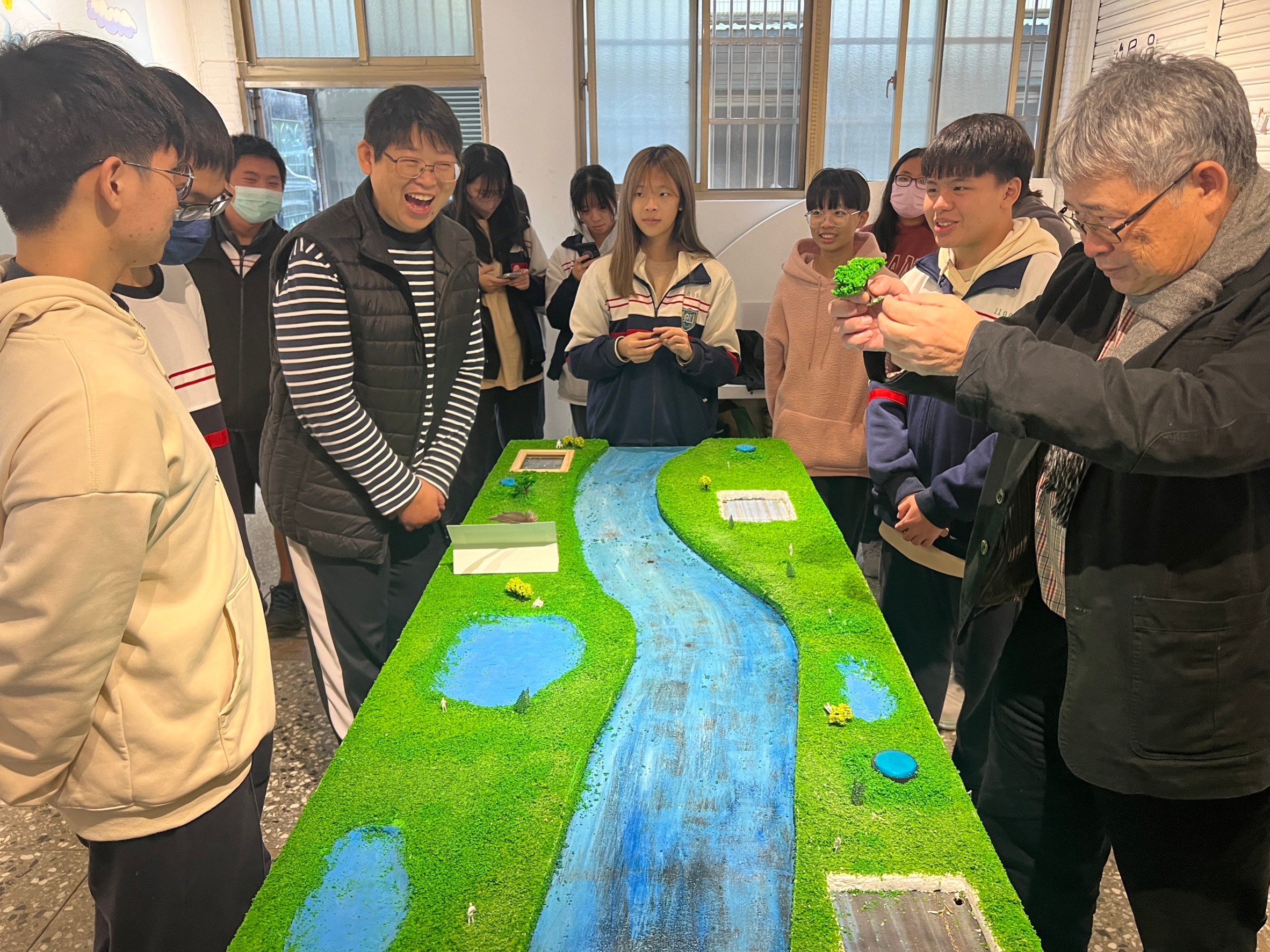 陳其澎表示，透過相應的課程，每間學校都能成為埤塘的守護者
