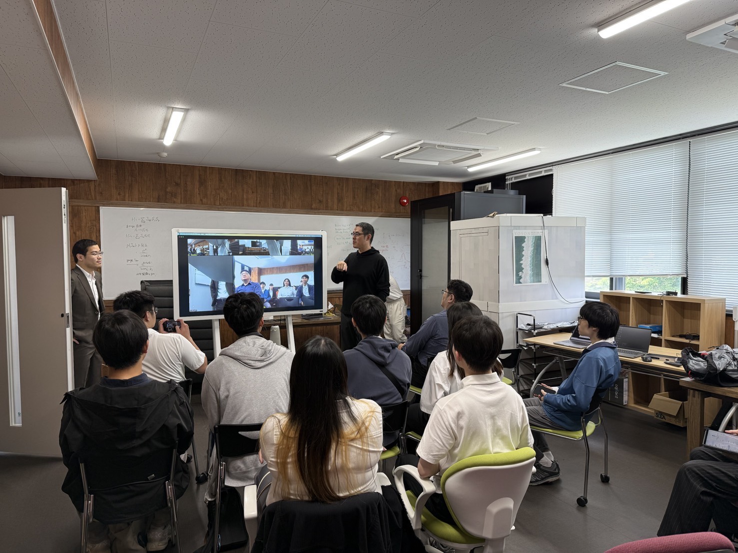 陳志宇教授說明中原量子資訊中心的研究成果與設備現況，獲東北師生高度關注。