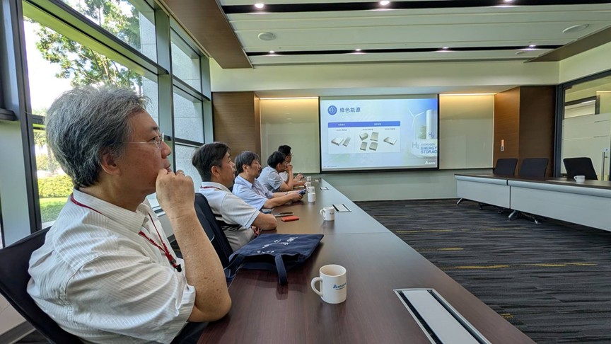 雙方代表於會議現場交流AI電源技術發展趨勢，討論共育具國際視野與實務能力的電力專業人才，學生未來可於台達電參與研發實習，培育綠能科技人才。